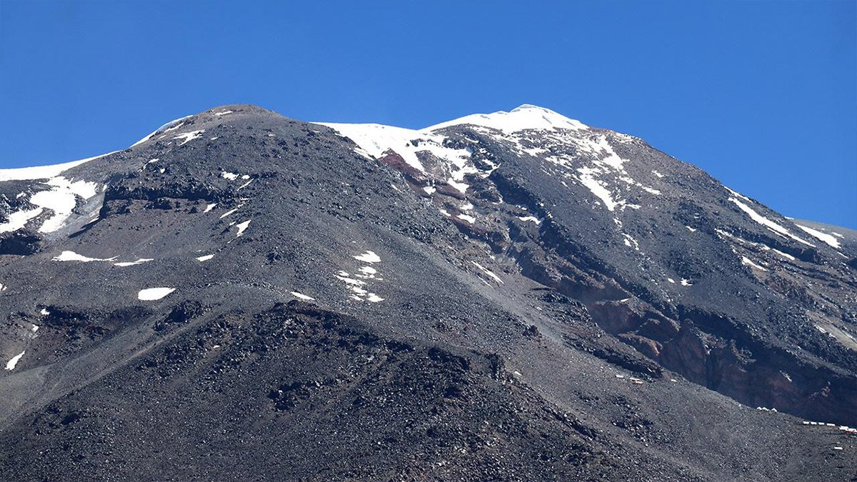 Ağrı Dağı'nın zirvesindeki takke buzulu eriyor