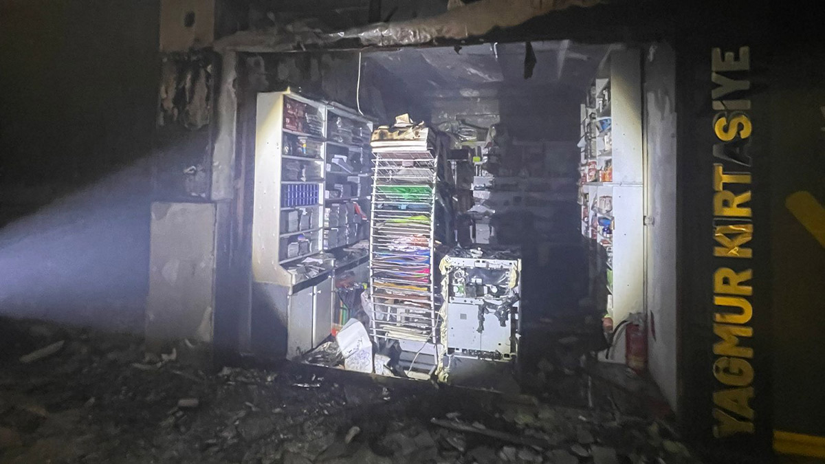 Van'da iş merkezinde yangın: 4 dükkan zarar gördü