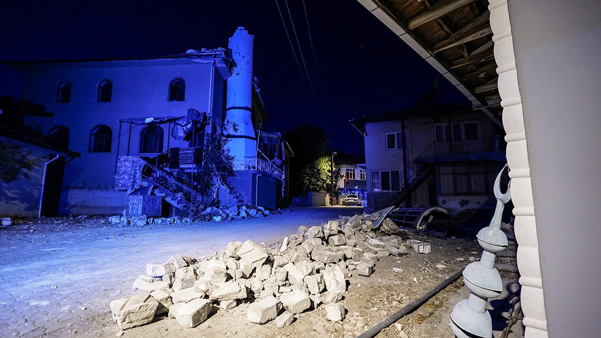 Sındırgı'da artçı sayısı 100'ü aştı