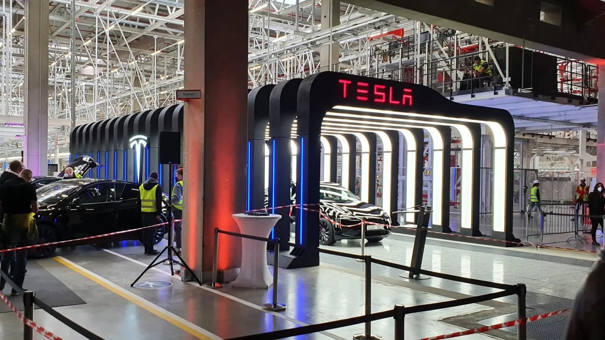 Tesla'dan ailelere özel Model Y sürprizi: 6 kişilik yeni versiyon Türkiye yolunda! Satış tarihi netleşti