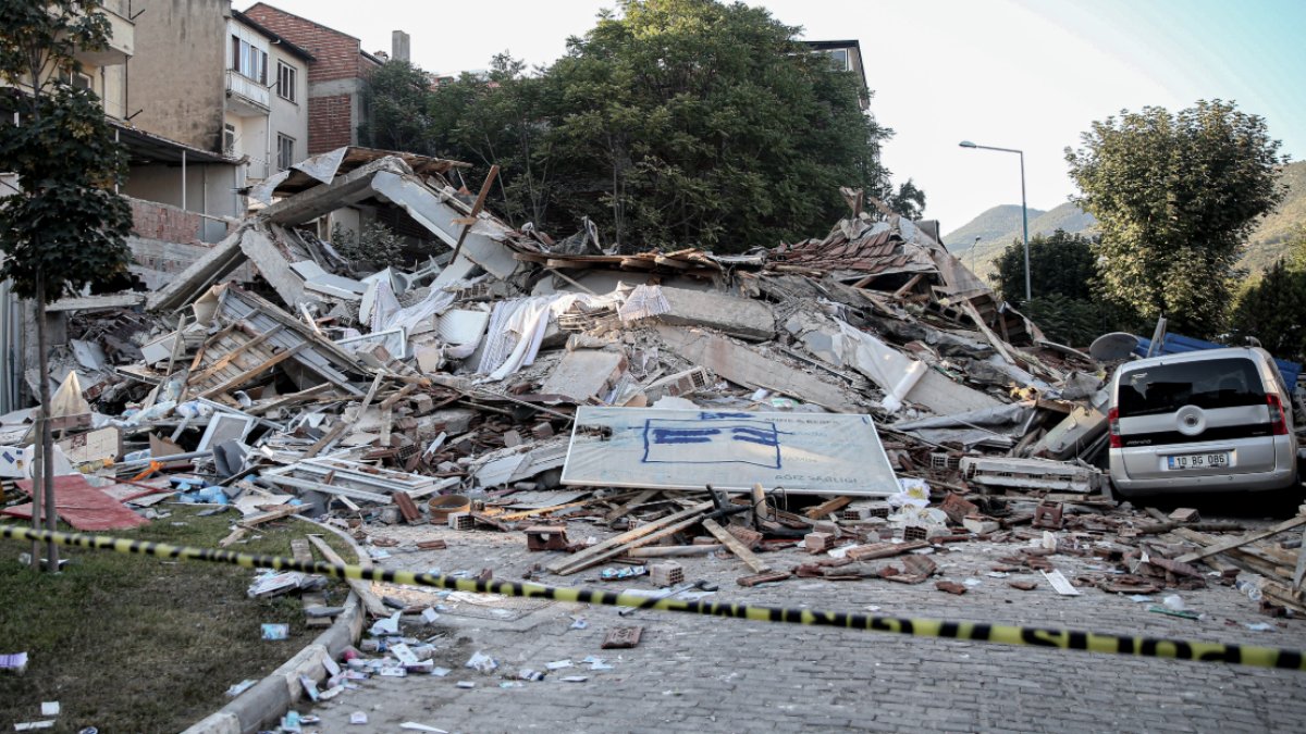 Sındırgı'da yıkılan bina ile ilgili iki gözaltı
