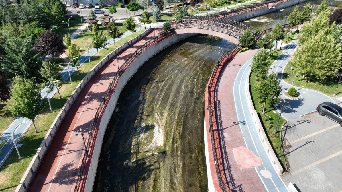 ASKİ, Ankara Çayı’nda temizlik ve ıslah çalışmalarını sürdürüyor