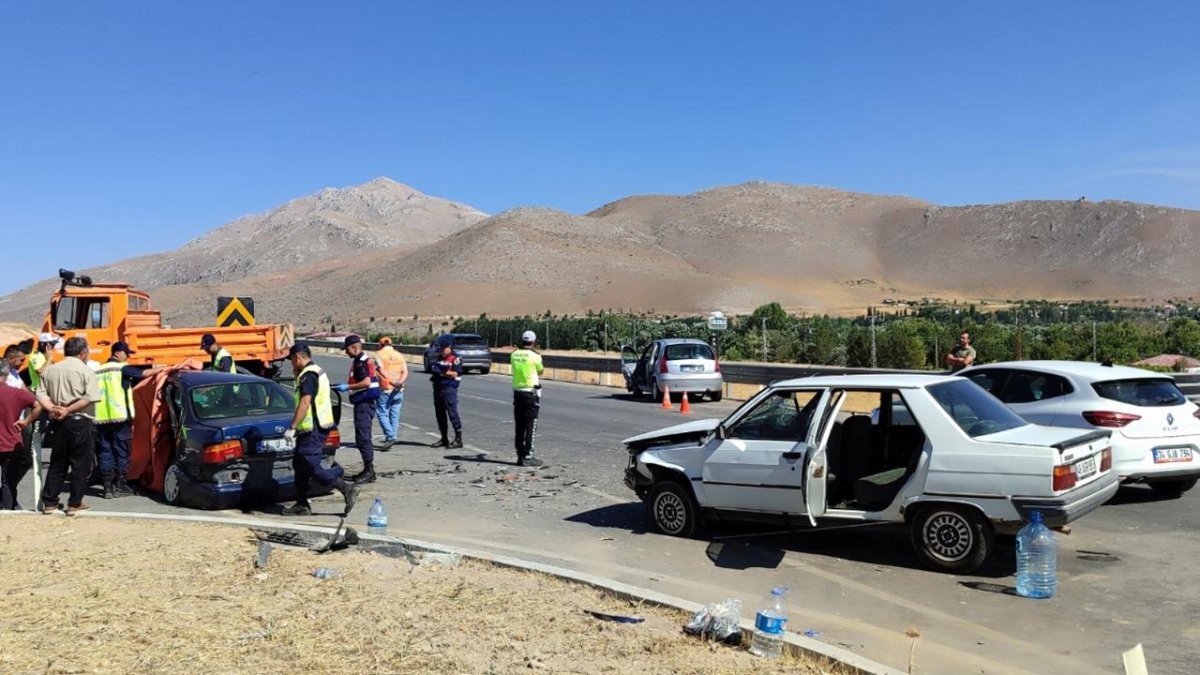 Kahramanmaraş'ta zincirleme kaza: 3 araç birbirine girdi, sürücü yaşamını yitirdi