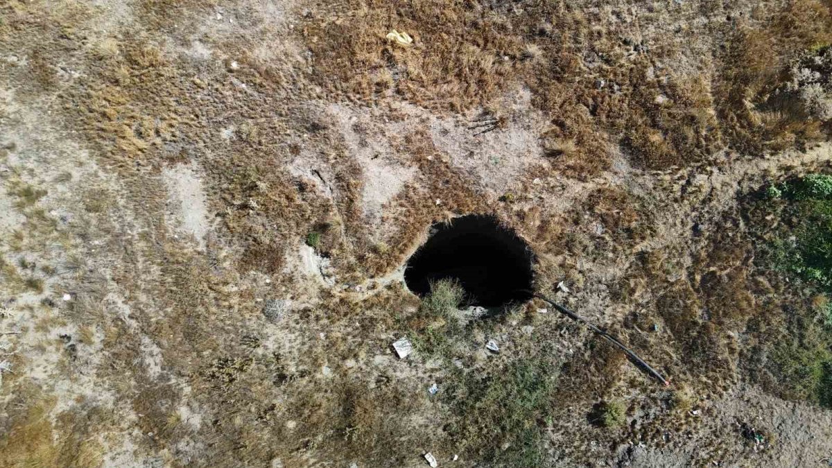 Balıkesir'deki deprem sonrası korkutan manzara: O ilimizde dev bir obruk oluştu!