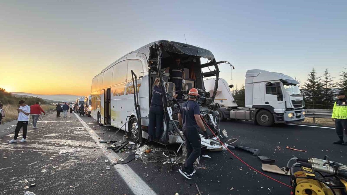 TEM'de yolcu otobüsü ile kamyon çarpıştı: Ölü ve yaralılar var