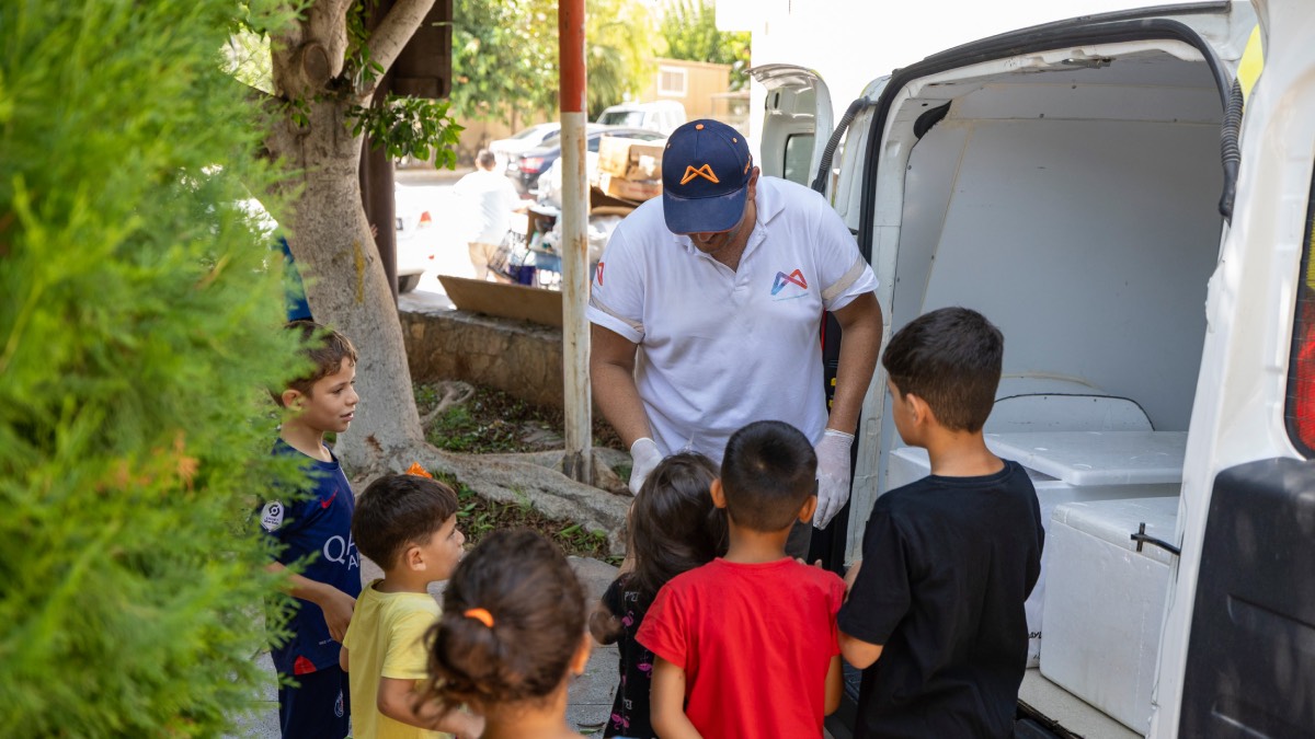 Mersin Büyükşehir Belediyesi’nden çocuklara yaz sürprizi: 130 bin limonlu dondurma dağıtıldı