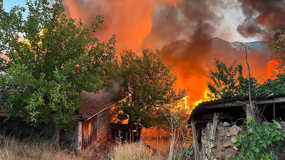 Balıkesir'de köy yangını: 15 ev kullanılamaz hale geldi