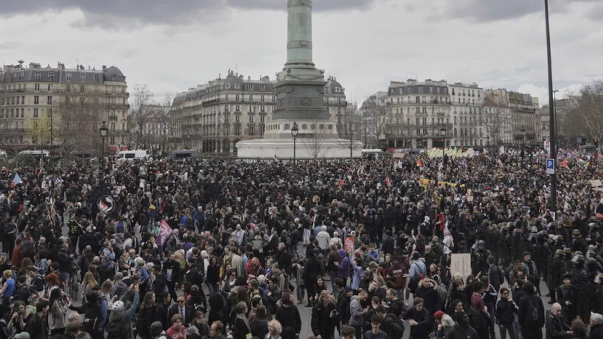 Hollandalı aktivistlerden Microsoft önünde 'İsrail' protestosu