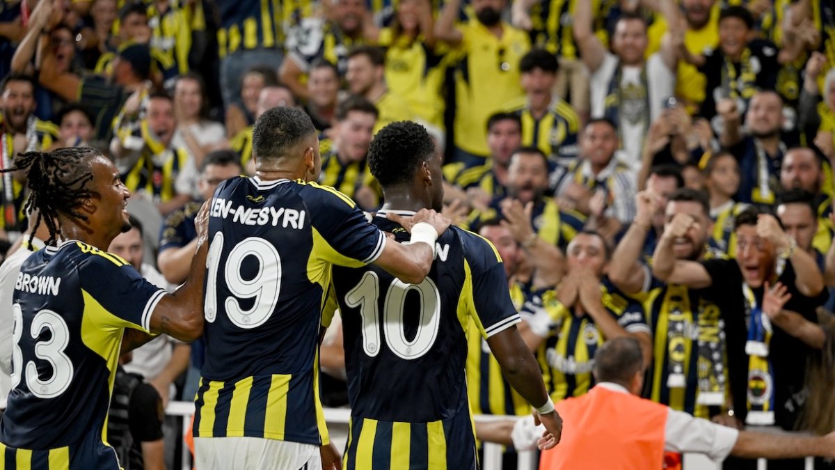Fenerbahçe son sözü Kadıköy'de söyledi: Kanarya, Feyenoord'u yenerek adını Şampiyonlar Ligi play-off turuna yazdırdı