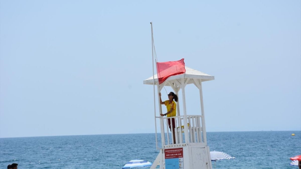 İstanbul'da fırtına uyarısı! 3 ilçede denize girmek yasaklandı