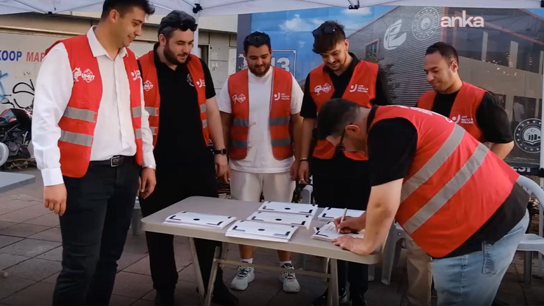 CHP’li gençlerden 'sahte diploma' protestosu: Ücretsiz 'diploma' dağıttılar