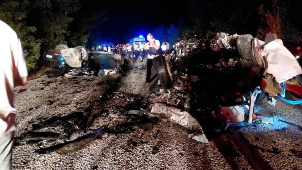 Çanakkale yolunda iki otomobil kafa kafaya çarpıştı: 6 kişi hayatını kaybetti