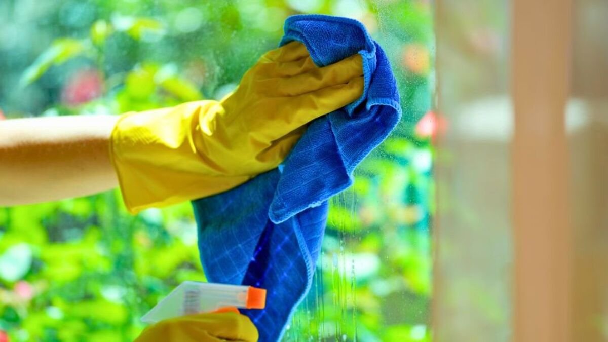 Kirlenme süresi 2 katına çıkacak! Ev temizliğinde değişiklik zamanı: Sadece 3 malzemeyle camlarınızı pırıl pırıl yapın!