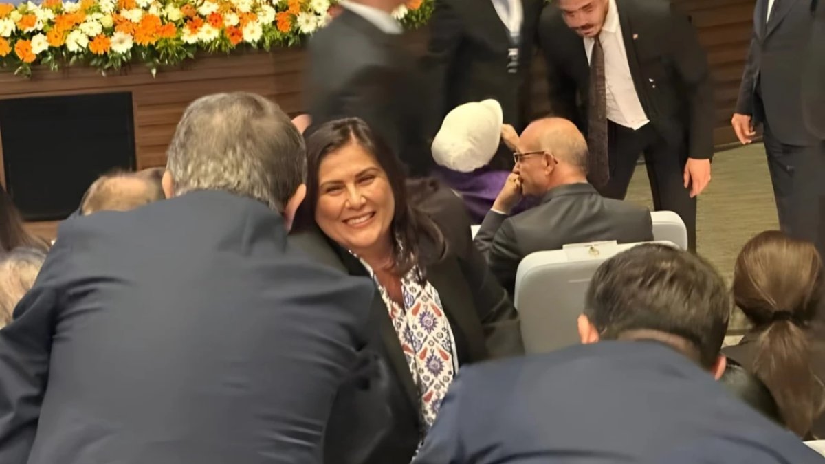 CHP'den istifa eden Özlem Çerçioğlu, AK Parti Genel Merkezi'nde: İşte ilk fotoğraf