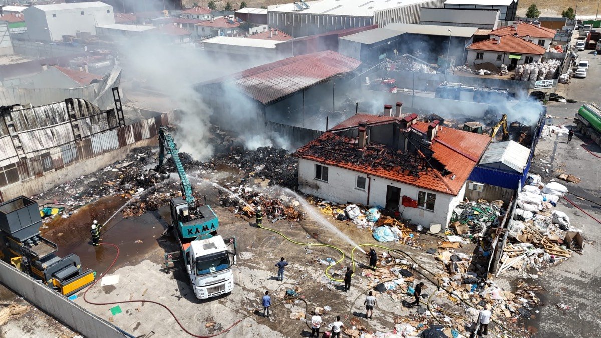 Odunpazarı EMKO Sanayi Sitesi’nde çıkan yangına itfaiyeden hızlı müdahale