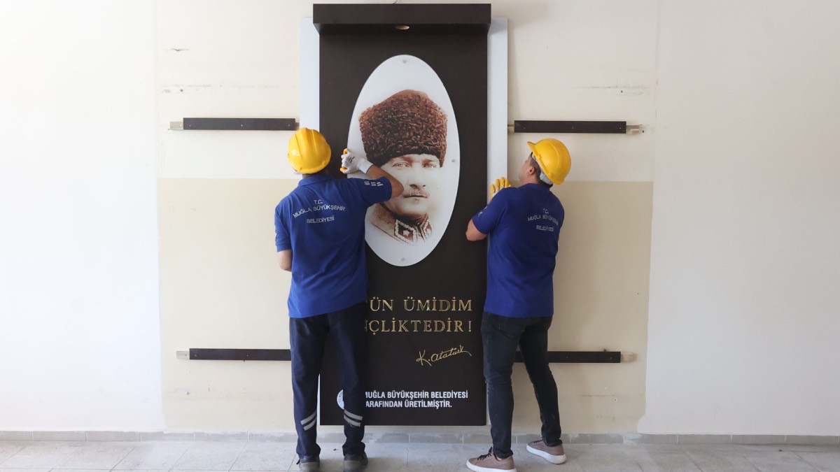 Eskişehir Büyükşehir Belediyesi’nden 14 okula bakım ve Atatürk köşesi desteği