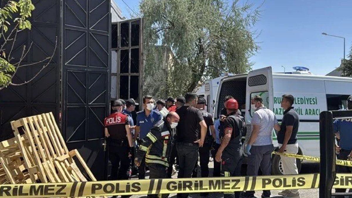 Anne ile oğlu atık yağ tankerine düştü