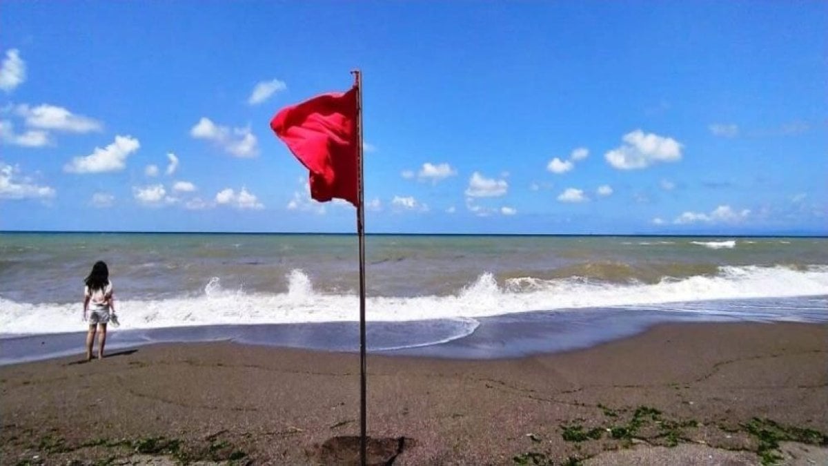 Acil Durum! Akçakoca Plajlarında Deniz Girişi Yasaklandı: Sirenler Eşliğinde Tatil Keyfi Kaçtı!