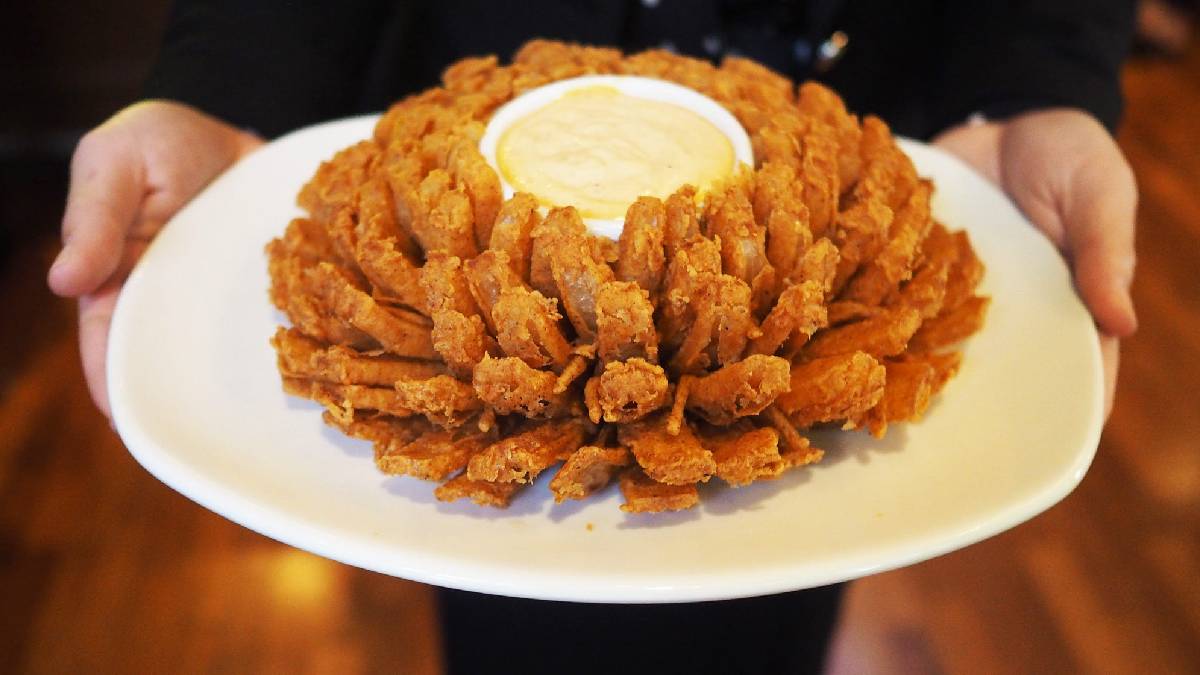 MasterChef’te yapıldı viral oldu! Çiçek gibi açıyor, göz kamaştırıyor: İşte blooming onion yapımı…