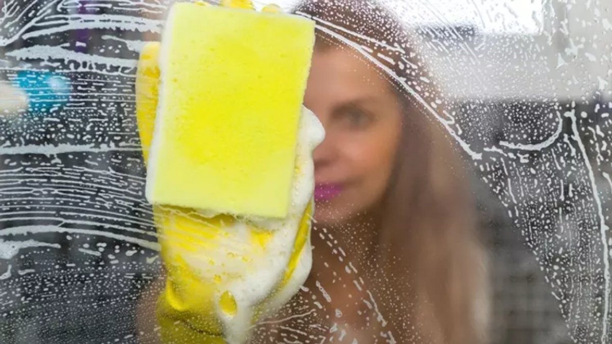 Banyonuzu parlatacak sırlar: Duşakabin temizliğinde devrim yaratan yöntem!