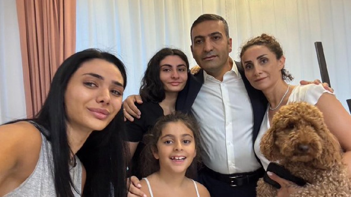 Gözaltına alınan Güney polisler kapıdayken ailesiyle çektiği fotoğrafı paylaştı: Hesabını veremeyeceğimiz tek bir işimiz olmadı