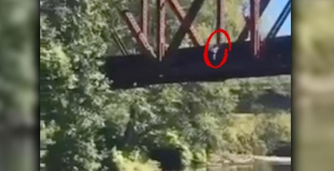 ABD'de bir adam dört yaşındaki çocuğu sekiz metre yükseklikteki köprüden attı