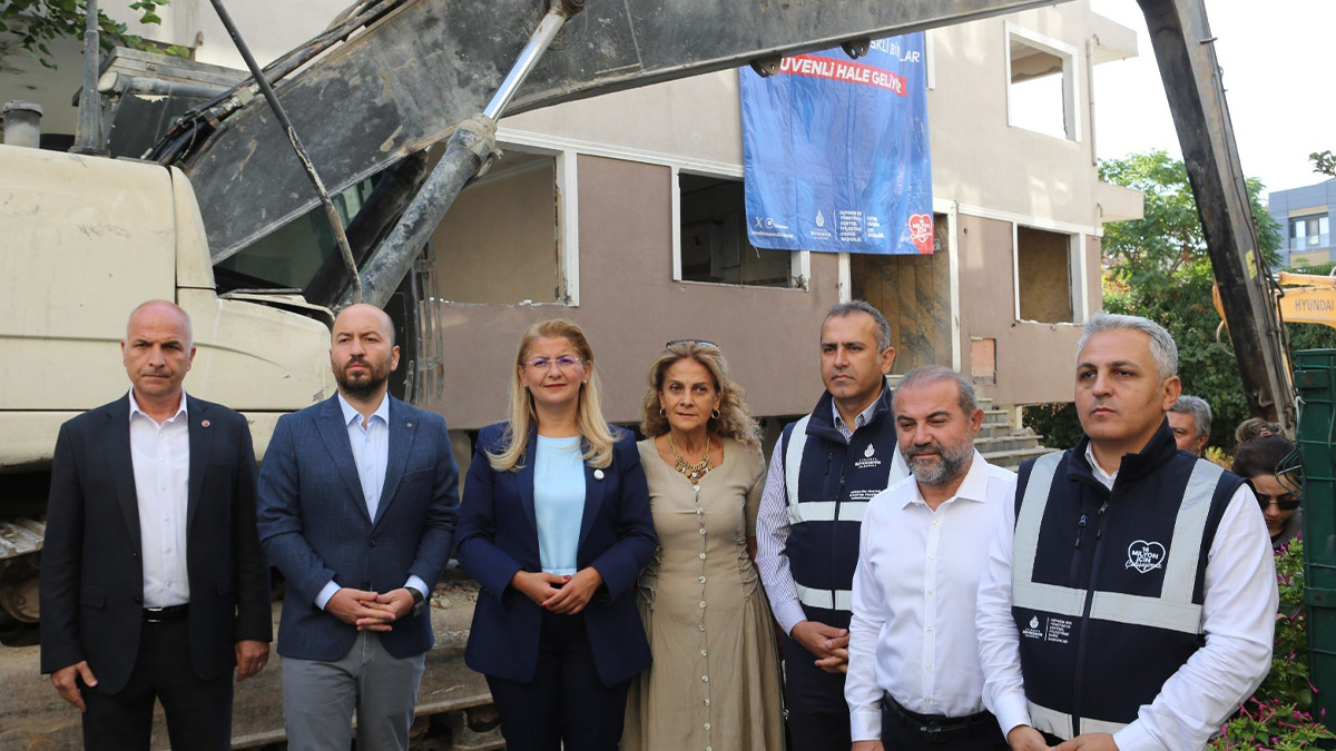 İstanbul'da yüksek riskli binaların yıkımı Bakırköy'de devam ediyor... Oktay Özel: 40 bin kişinin hayatı kurtuldu