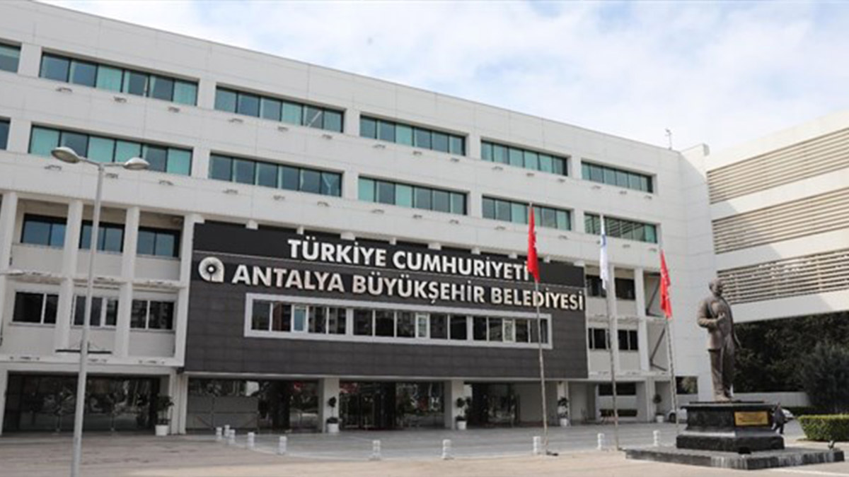 Antalya Büyükşehir Belediyesi operasyonunda gözaltındaki 15 kişi adliyeye sevkedildi