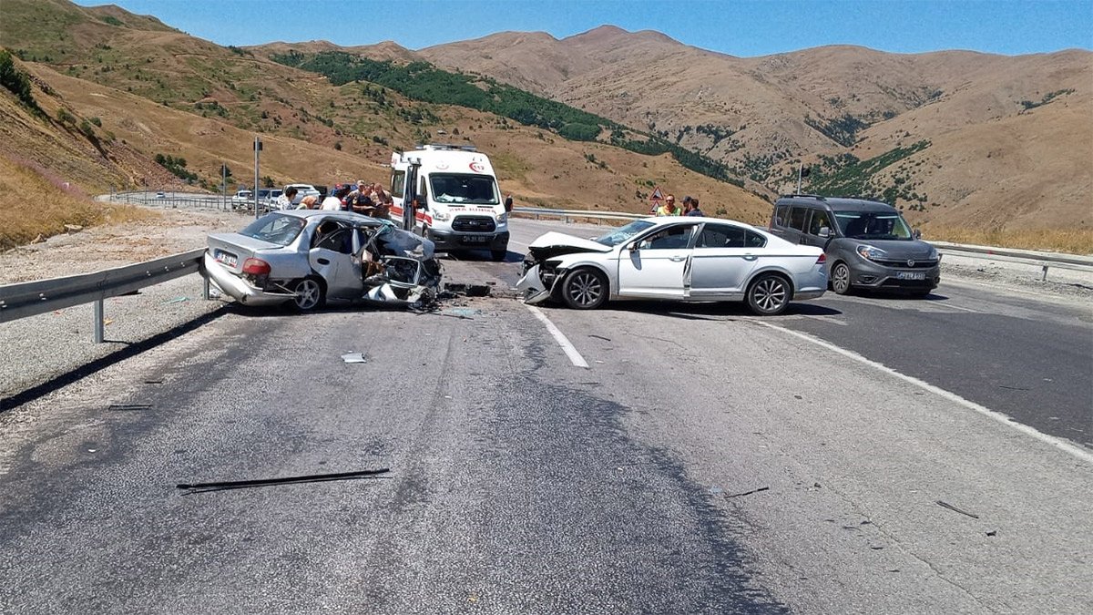 Erzincan’da iki otomobil çarpıştı: 3 ölü, 6 yaralı