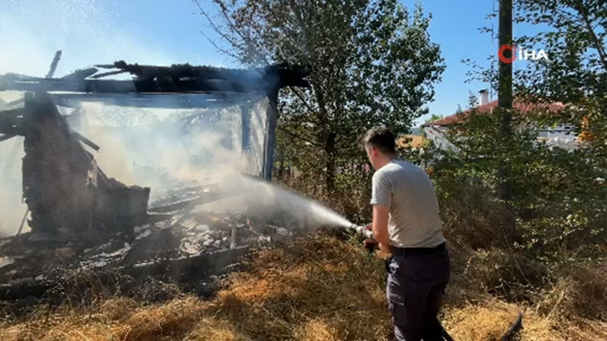 Otluk alanda başlayan yangın eve sıçradı: Bolu'da 2 katlı ev küle döndü