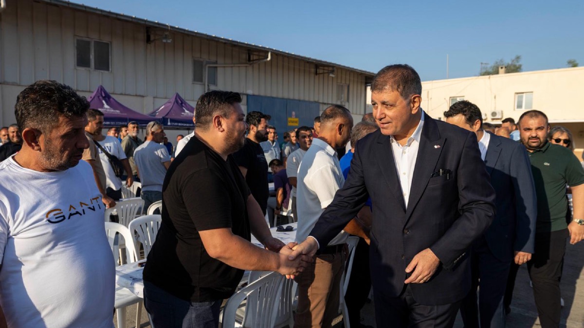Başkan Tugay, Fen İşleri şantiyesinde işçilerle kahvaltıda buluştu