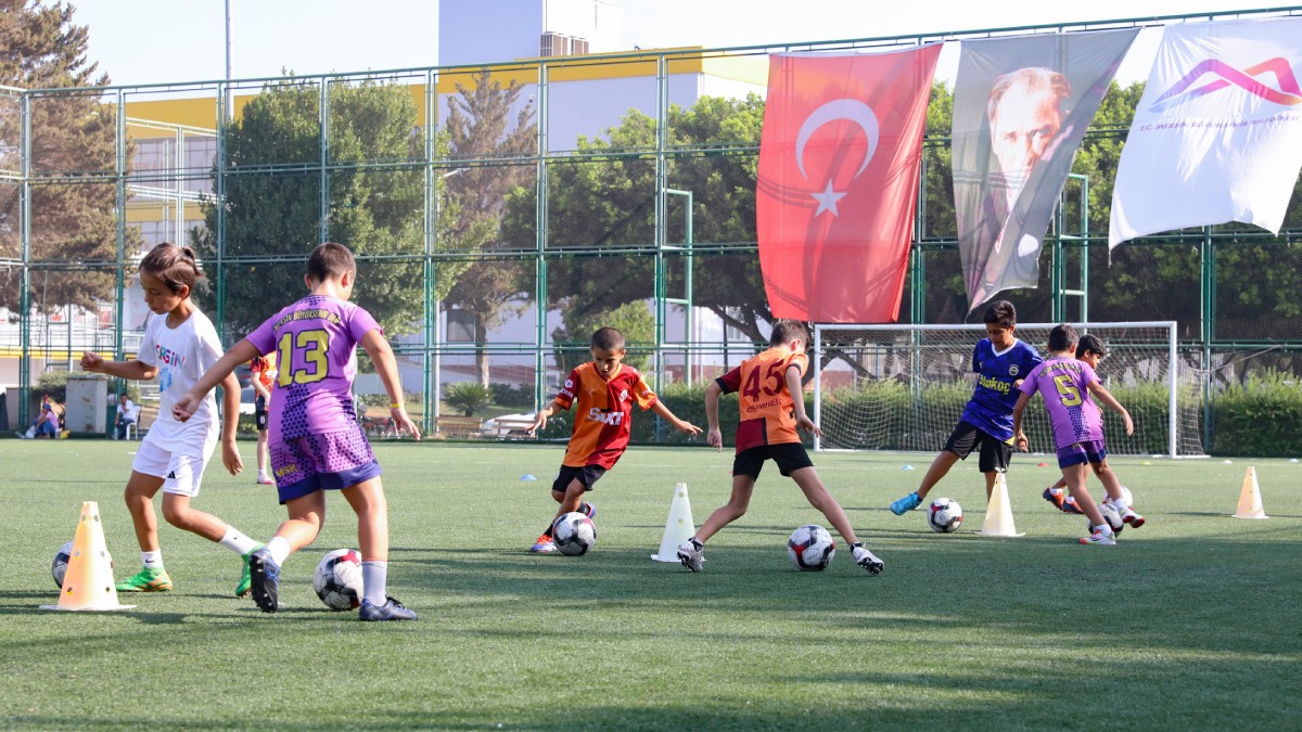 Mersin Büyükşehir’den çocuklara yıl boyu ücretsiz futbol eğitimi