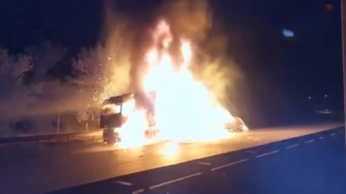 Kimyasal madde yüklü tır, trafikte faciaya yol açtı: 8 kilometre boyunca alev alev yanarak ilerledi