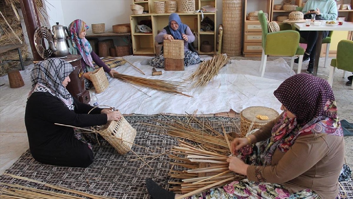 Sadece hazırlığı 1 yıl sürüyor, günce en fazla 3 tane yapılıyor! Manyas ve İpsala’dan toplanıyor, kadın elinde şekilleniyor
