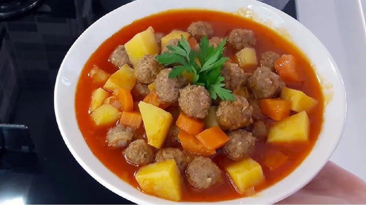 Eş dost hayran kalacak, dağılmama sırrını soracak! Sulu köfte yapmanın en pratik yolu