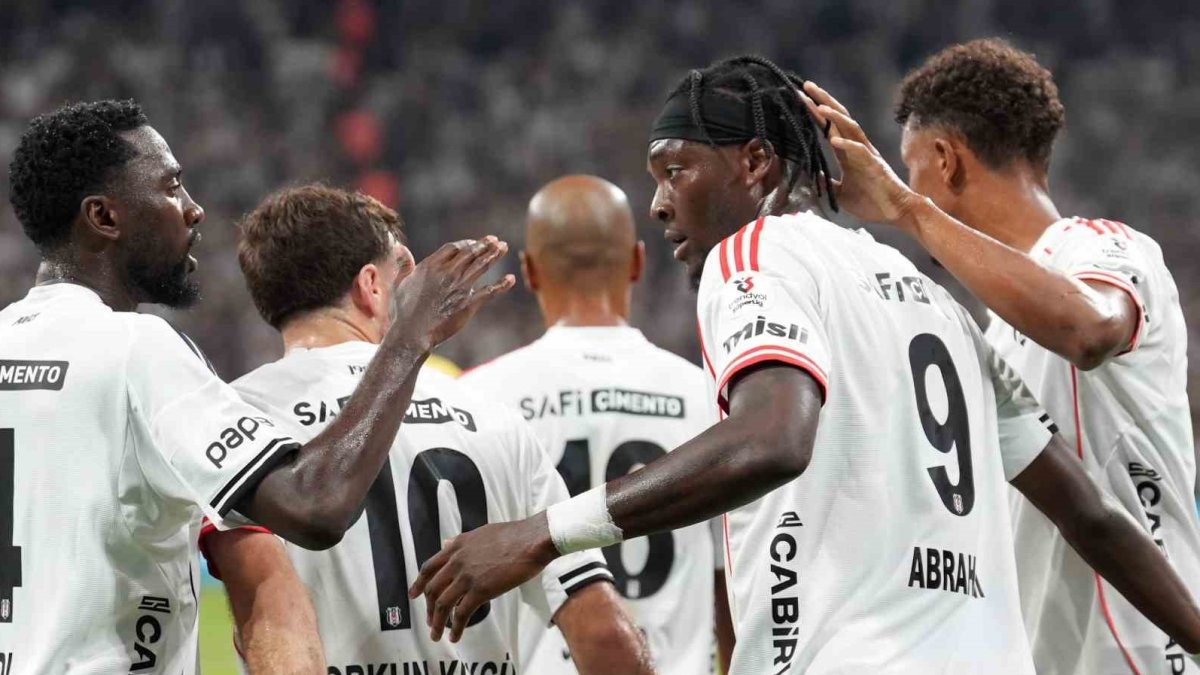 Kartal galibiyetle başladı: Beşiktaş, Süper Lig'deki ilk maçında Eyüpspor'u son dakika golüyle yendi