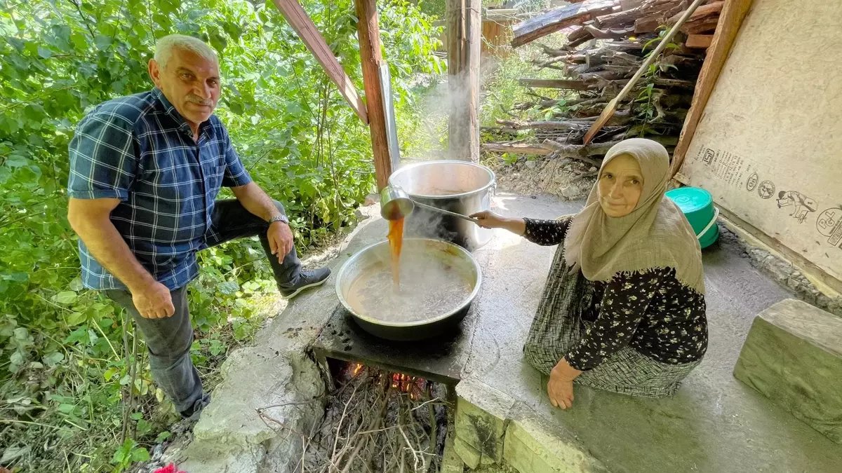 Ateş üstünde 5 saat kaynıyor, 1 kovadan 1 kilo çıkıyor! Kilosu 400 TL’den satılıyor, şifasını bilen kilo kilo alıyor