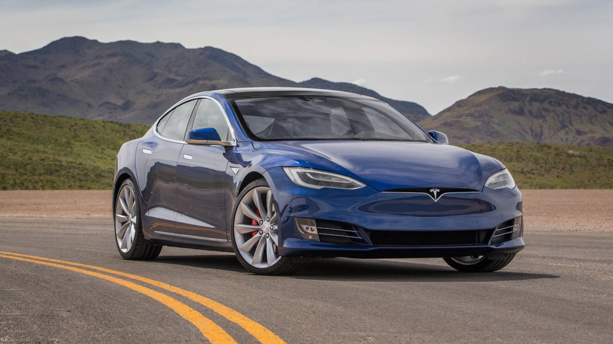 Tesla fiyatlarını yarı yarıya düşürdü