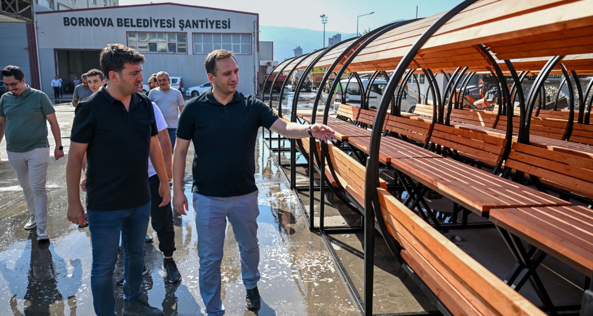 Bornova Belediyesi'nden parklara yeni nesil kapalı banklar