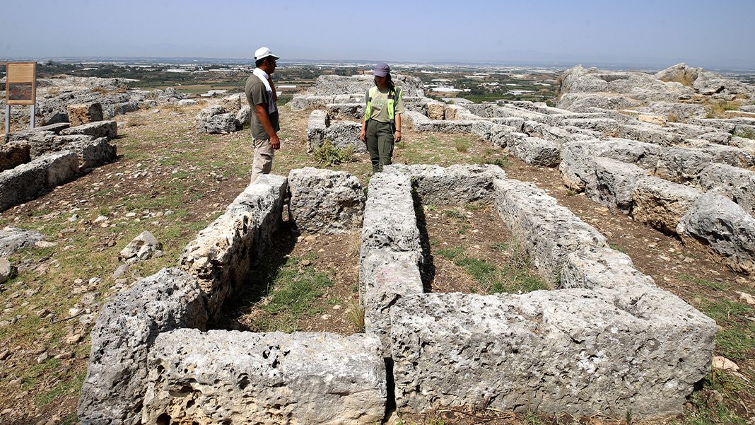 Sillyon Antik Kenti'nde Roma dönemine ait 4 Mezar bulundu