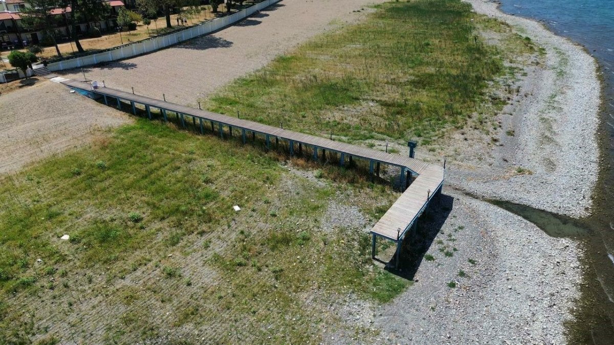 Bursa'nın incisi İznik Gölü alarm veriyor: Dev iskele tamamen karada kaldı, kuraklık tehlikesi kapıda!