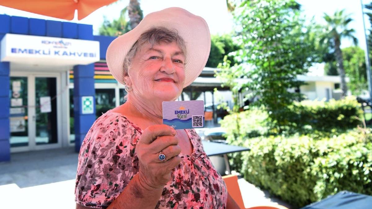 Emeklilere ilaç olacak kart! Yeni dönem başladı: Sağlıktan sosyal hayata birçok alanda indirim sağlayacak!