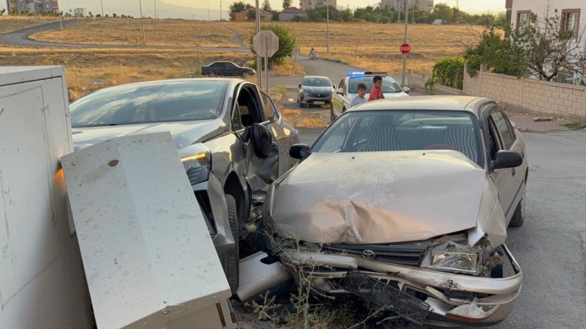 Kayseri'de trafoya çarpan otomobilden yangın çıktı: Vatandaşların müdahalesi faciayı önledi