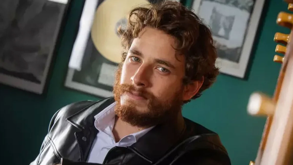 Yurt dışı çıkış yasağı olan Cem Yiğit Üzümoğlu gidemedi: Oyun Türkiye'ye geliyor