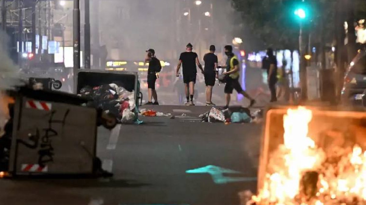 Sırbistan’da hükümet karşıtı protestolar şiddetleniyor: İktidar partisi bürolarına saldırı