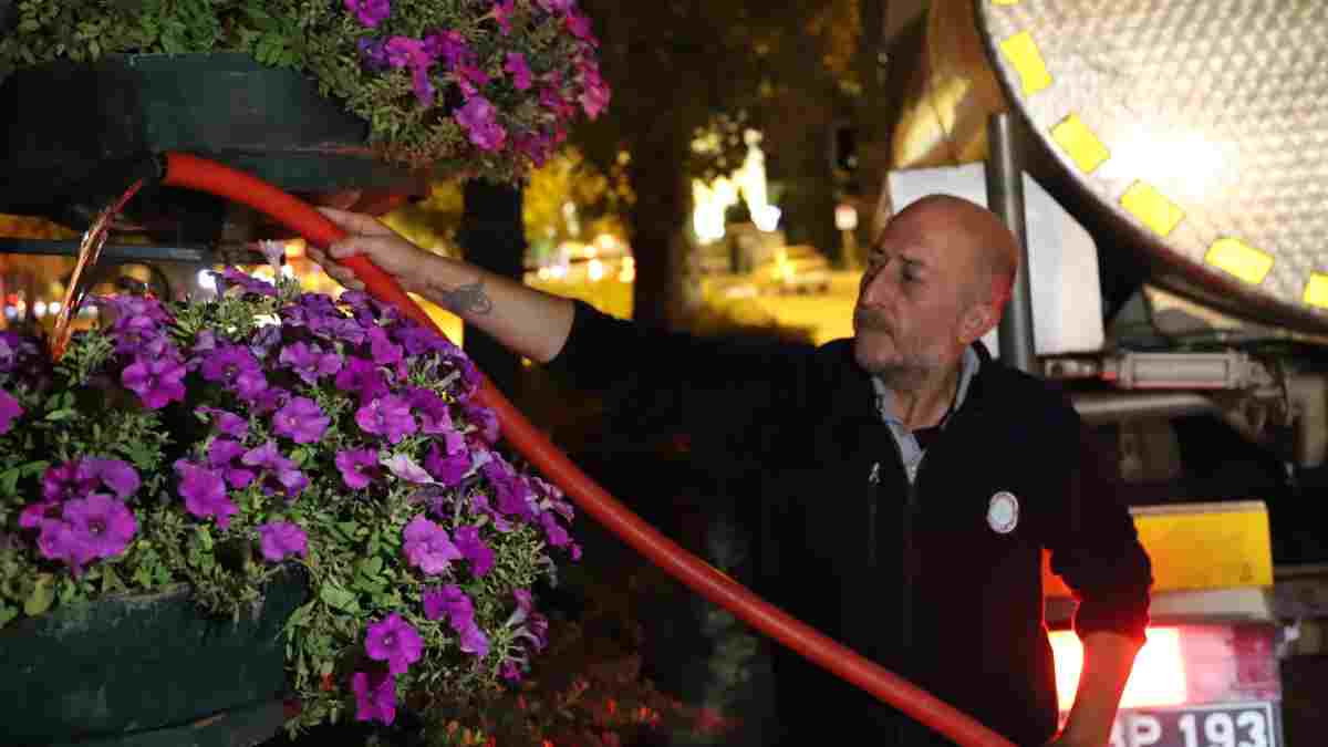 Şehri renklendiren çiçekler ve ağaçlar gece mesaisiyle canlanıyor