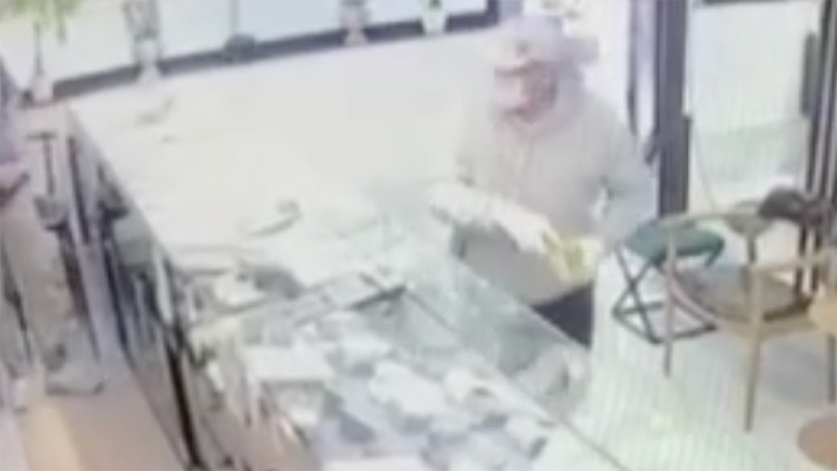 Maskeli soyguncu baltayı taşa vurdu! Kuyumcunun silahını görünce yere yattı, esnaftan dayak yedi