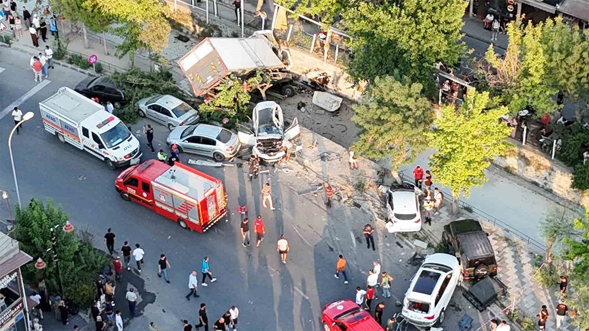 Freni boşalan kamyon 10 araca çarptı, sulama kanalına uçtu: 6 kişi yaralandı