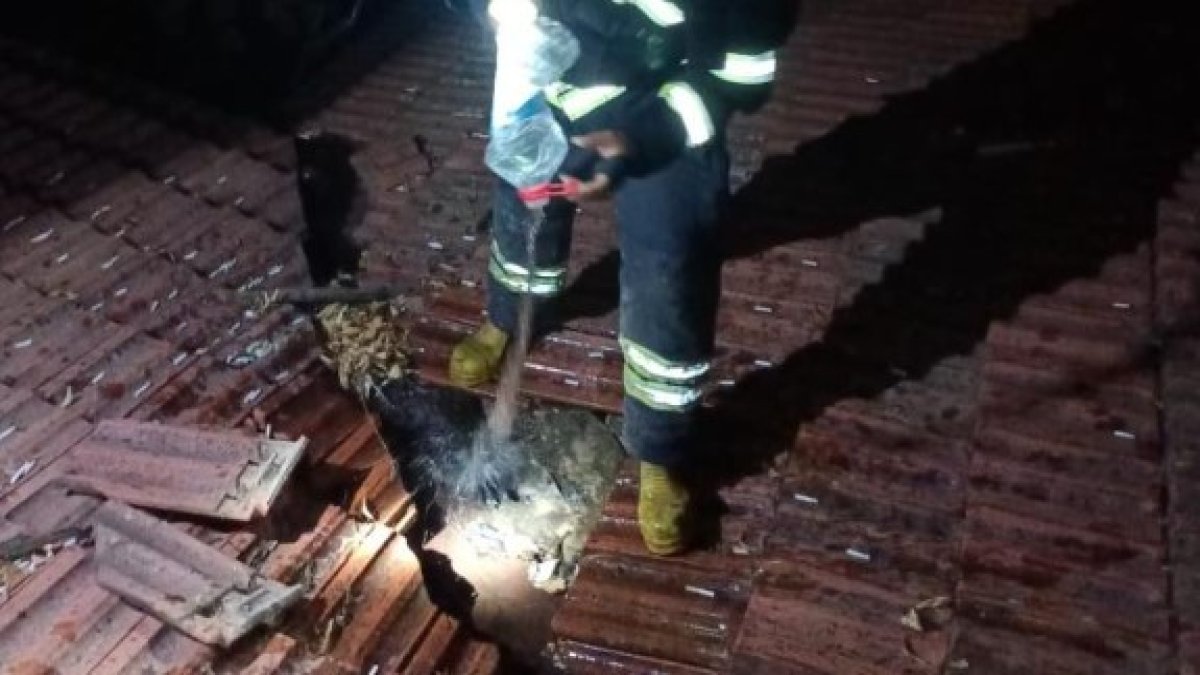 Muğla’da çatı yangını korkuttu: İtfaiye ekipleri alevler büyümeden söndürdü