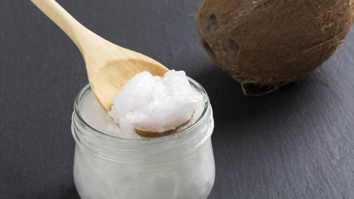 O kavanozdaki beyaz mucize: Hindistan cevizi yağının mutfaktan arabaya, saçınızdan tırnağınıza bilmediğiniz 8 faydası